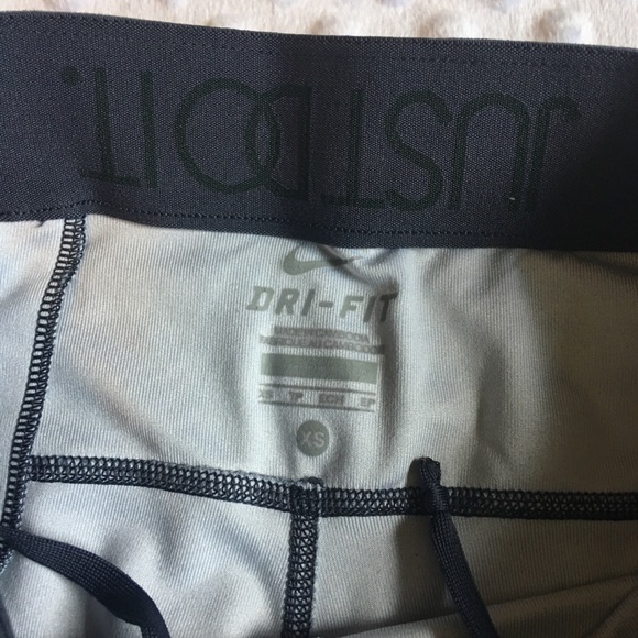 Nike Dri fit capris - Picture 3 of 3